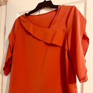 Women’s blouse with flowy sleeves